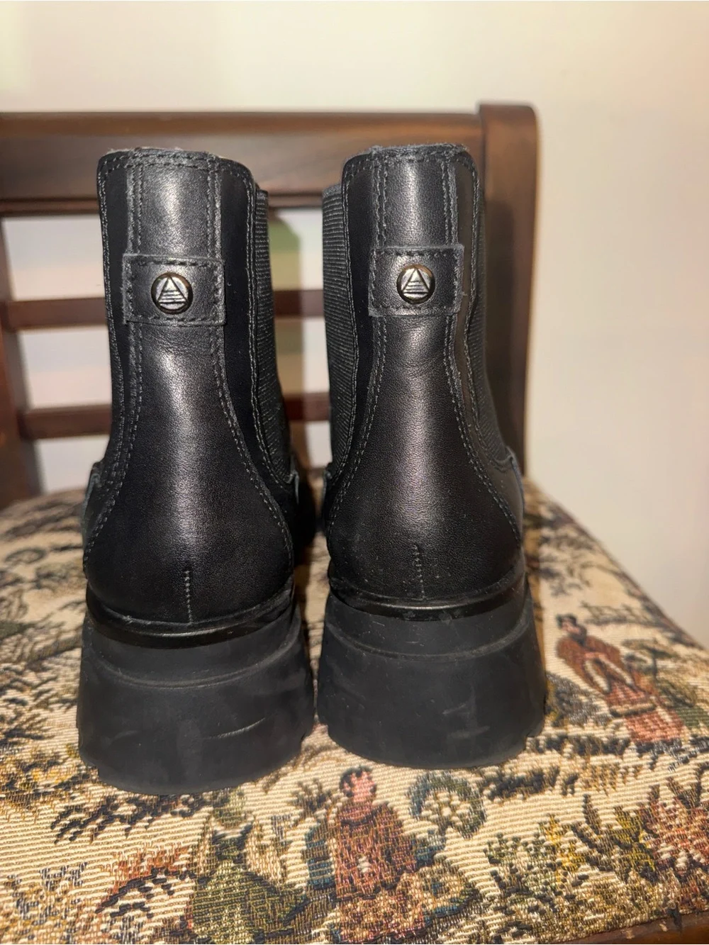 Aldo Black Chunky Lug Sole Chelsea Ankle Boots Water Resistant Women’s 7